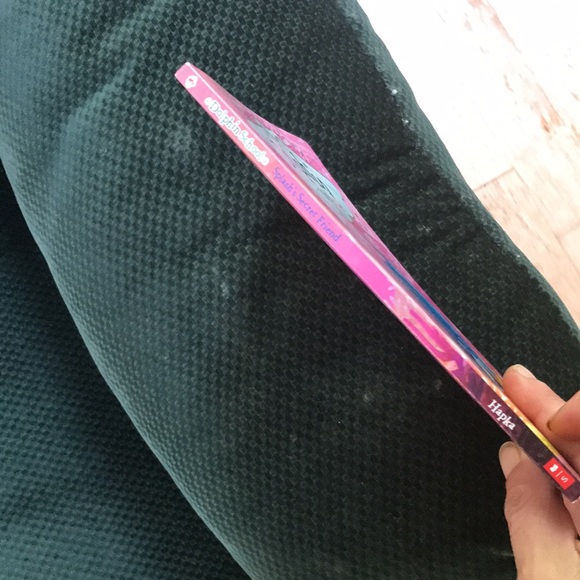 Dolphin school splash’s secret friend by Catherine Hapka - Picture 3 of 11